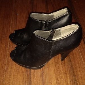 Trend report open toed heels size 6
